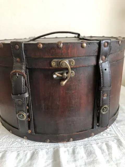 Brocante grote houten hoedendoos - 1880 gram - Hout, IJzer (gegoten/gesmeed), Leder