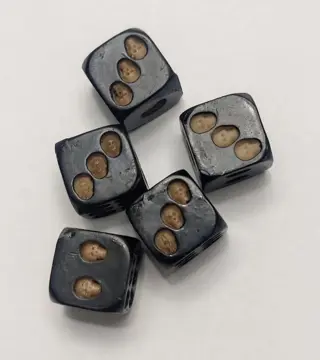 Dobbelstenen Gotische stijl met ingezette schedels - Hout