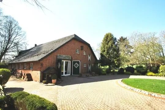 GRENSOBJECT. Exclusief landhuis op 6500 m2. Alleinlage.