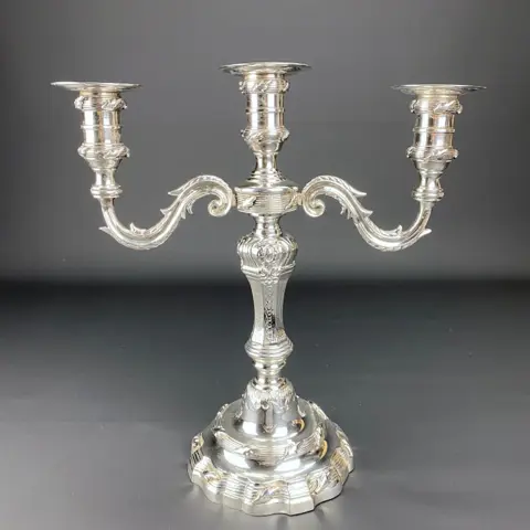 Verzilverd bronzen kandelaar met sierlijk design. - Zilverbrons