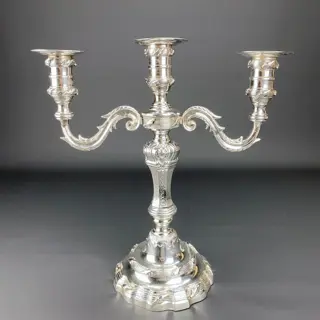 Verzilverd bronzen kandelaar met sierlijk design. - Zilverbrons