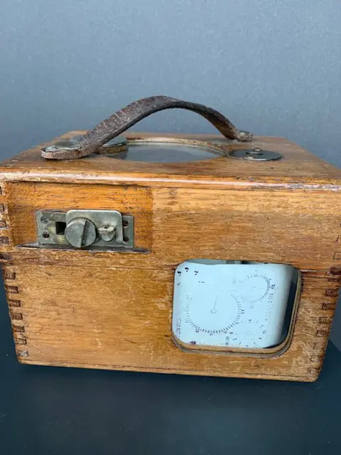 Duivenklok— Constateur - Hout—aluminium-messing - 20e eeuw