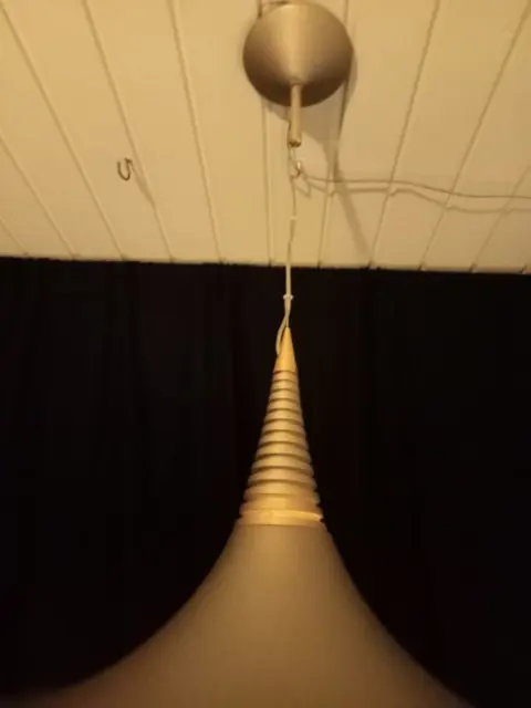 Heksenhoed hanglamp (1) - Modern - Metaal, gespoten met messing en kunststof elementen