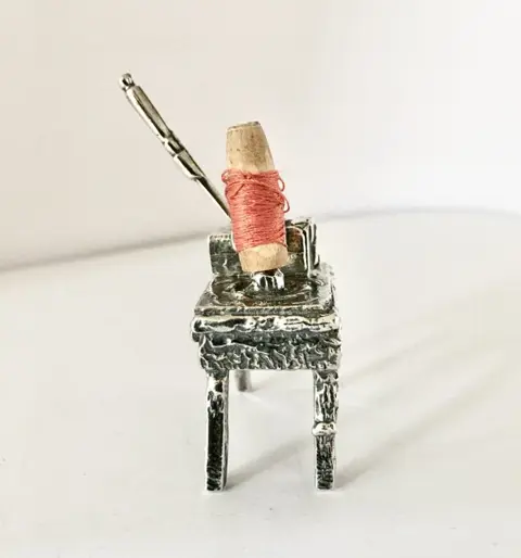 Koninklijke Begeer - Zeer zeldzame zilveren miniatuur van een industriële werktafel voor het kaarden van wol - .835 zilver