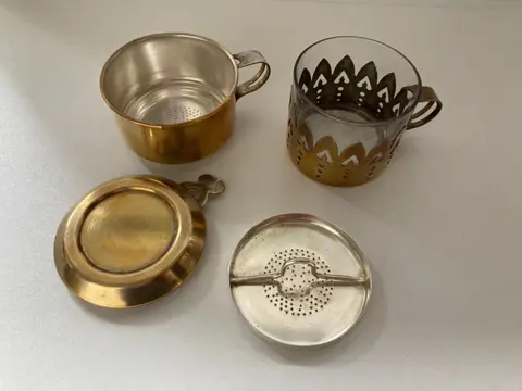 Dur-o-bor, Solidor, Duralex, Jean Couzon - Retro koffiefilters, suikerbus, melkpotje, dienblad en 2 suikertangenlad - Messing, verzilverd, glas, inox