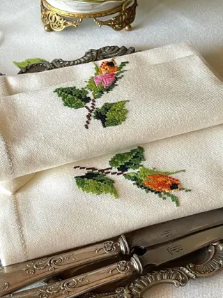 Super bediening aan tafel. Tafelkleed 240 x 160 cm en zijn 7 servetten - Viscose - Eind 20e eeuw