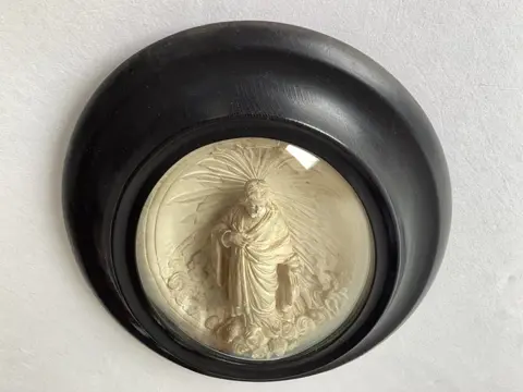 19e eeuwse pijpaarde sculptuur gesigneerd Rogeau__ Hoogreliëf voorstelling van Christus in de - Rijkelijk gedetailleerd met wolken en engeltjes - Napoleon III periode