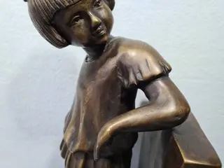 Zeer grote bronzen boekensteunen van een jongetje en meisje- 38 cm- 11 kg - Brons