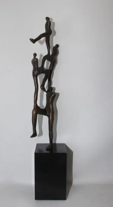 Corry Ammerlaan - Artihove - Bronze statue on granite pedestal - 29 cm - Modern - Brons