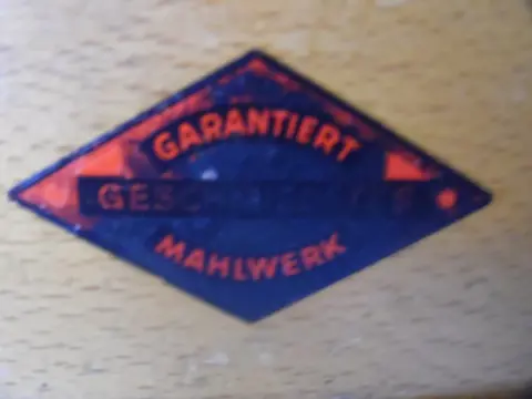 4 Koffiemolens. - Hout, Messing, Porselein