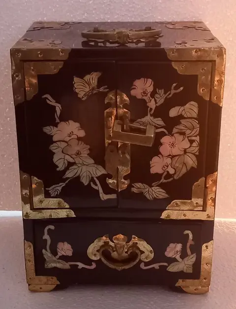 3037 - Juwelendoosje (1) - Hout, Bukshout, Messing, Parelmoer, Zijde