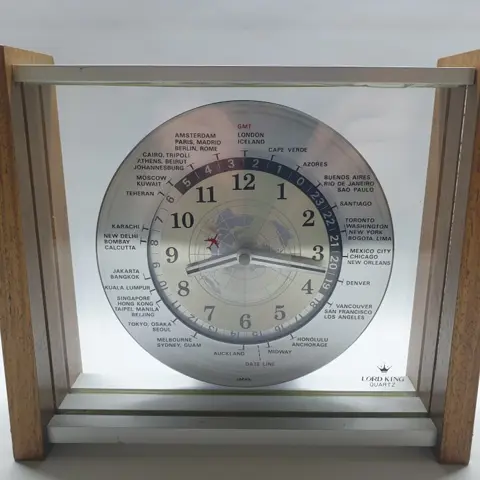 Wereldtijden klok - Glas, Hout - Tweede helft 20e eeuw