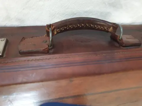 Vintage koffer, decoratief - Leer met metalen sloten