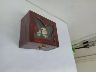 Juwelendoosje (1) - Textiel, Mahonie gelakt hout - Gebeiteld messing - Zijde-Jade-Glas