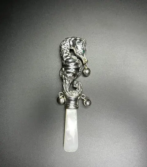 Zilveren rammelaar in de vorm van een zeepaardje met ogen van smaragd (1) - .925 zilver