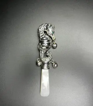 Zilveren rammelaar in de vorm van een zeepaardje met ogen van smaragd (1) - .925 zilver