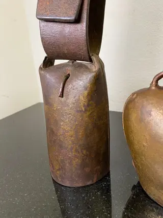 Set Antieke zware gepatineerde Zwitserse bellen - handgemaakt - Brons, Koper, Leder