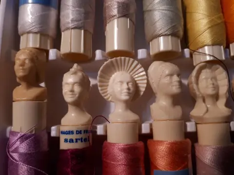 naaidoos (1) - Kunst en ambachten - Karton, Plastic, Staal, filtergaal