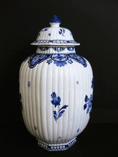 Porceleyne fles Delft - Achthoekige Baluster dekselvaas - Aardewerk