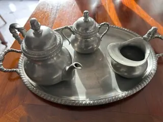 theepot, suikerpot, melkkan en dienblad (4) - Tin