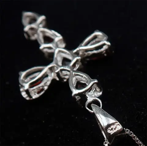 Schitterend kruis versierd met granaten gemonteerd op een massief zilveren ketting - .925 zilver, Granaat - Rust en comfort