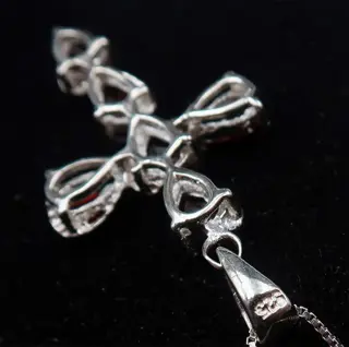 Schitterend kruis versierd met granaten gemonteerd op een massief zilveren ketting - .925 zilver, Granaat - Rust en comfort