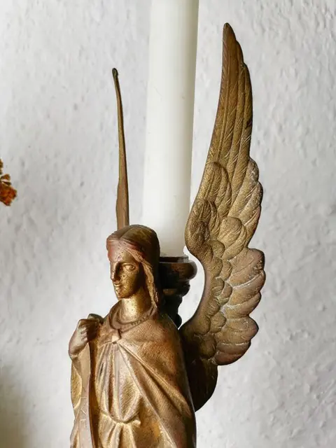 Grote kerkkandelaar. Vertegenwoordiging van Sint Gabriël (1) - gouden spelt