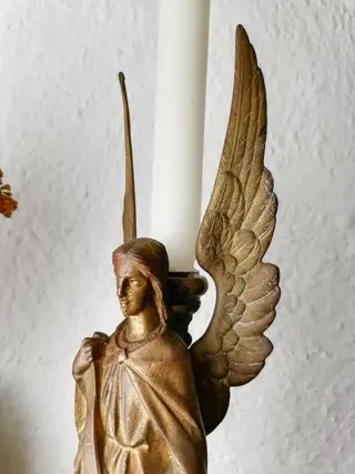 Grote kerkkandelaar. Vertegenwoordiging van Sint Gabriël (1) - gouden spelt