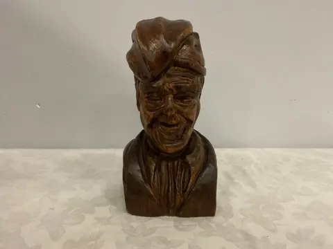 2 Beeldjes van een man en een vrouw (2) - Hout