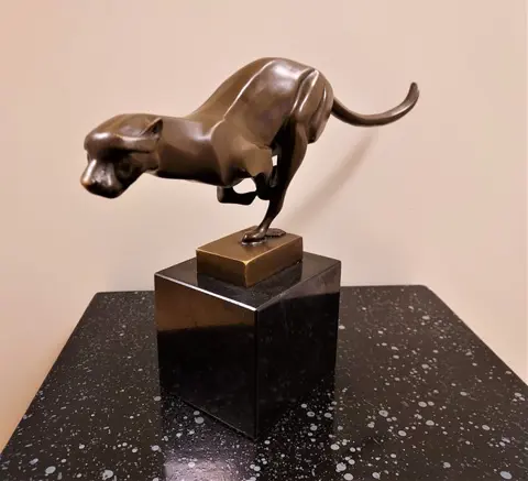 Rennende Jaguar - Brons, Marmer