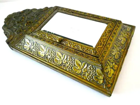 Handvervaardigd - Antiek latoen koperen spiegel met geslepen rand enborstelkastje floraal gedecoreerd (1) - Wood Copper Mirror glass