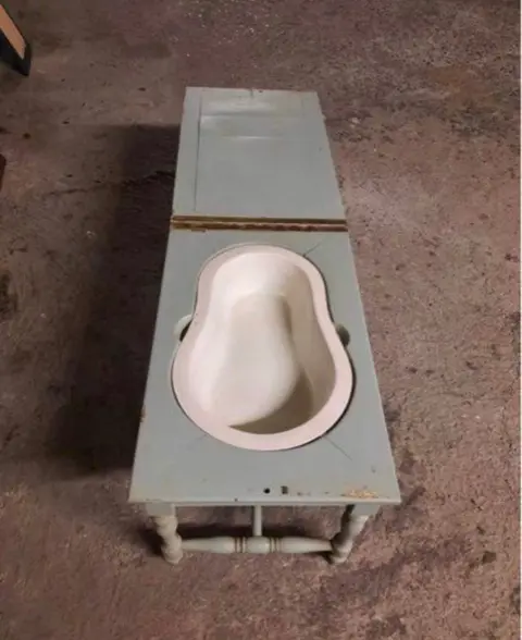 Bank, oud bidet - Hout, Keramiek