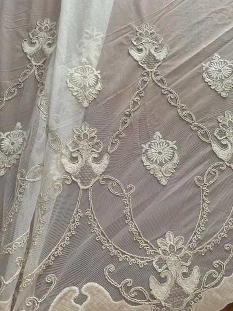 400 x 300 cm - exclusieve licht ivoorkleurige geborduurde tule met gearticuleerde bloemenborduursels - Katoen, tule - Eind 20e eeuw