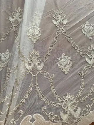 400 x 300 cm - exclusieve licht ivoorkleurige geborduurde tule met gearticuleerde bloemenborduursels - Katoen, tule - Eind 20e eeuw