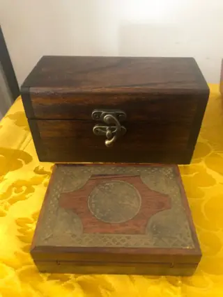 Doos, Drie kistjes, waarvan één in smidse stijl ingelegd, de tweede eveneens uit begin 1900 in hout en (3) - Hout