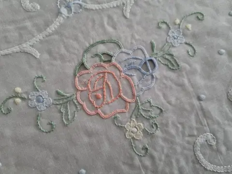 Elegant tafelkleed groot formaat x12 in fijn katoen Batista, gesneden borduurwerk en hand - Katoen - 21e eeuw