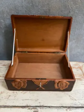 Een ruime doos houtsnijwerk met werkend slot - vruchtenhout