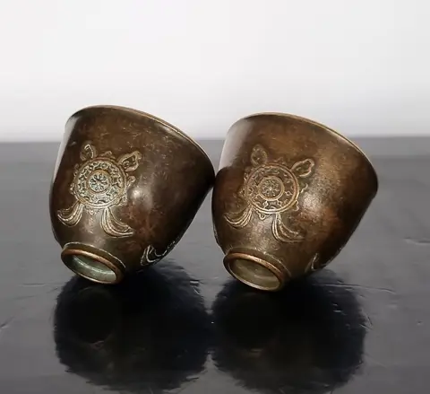 Kommen - Boeddhisten - Ritueel - Vervaardigd - Wiel van Dharma (Dharmachakra) en Zonnekruisen (2) - Verlichting en voorspoed - Brons - 96,4 g