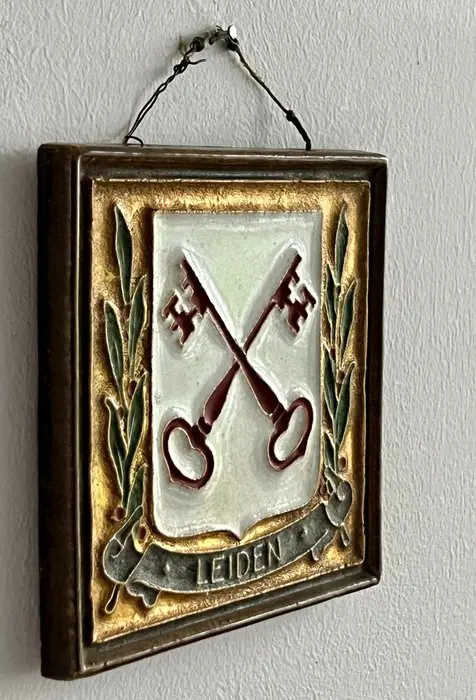 De Porceleyne Fles, Delft - Cloisonné tegel Wapen van Leiden (twee sleutels) - Aardewerk