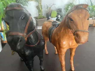 2 leren paarden - Leder
