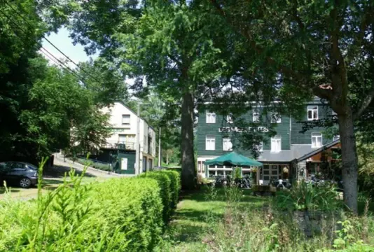 Groepsaccommodatie (58p) met 25 slpk en eigen badk, La Roche