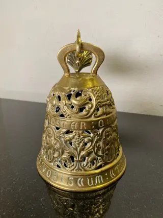 Prachtige hele grote antieke opengewerkte muurbel met dolfijnenhaak - 16 cm - Koper