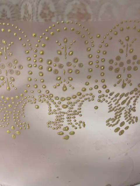 antieke glazen kaasstolp met emaille bloemen - Glas