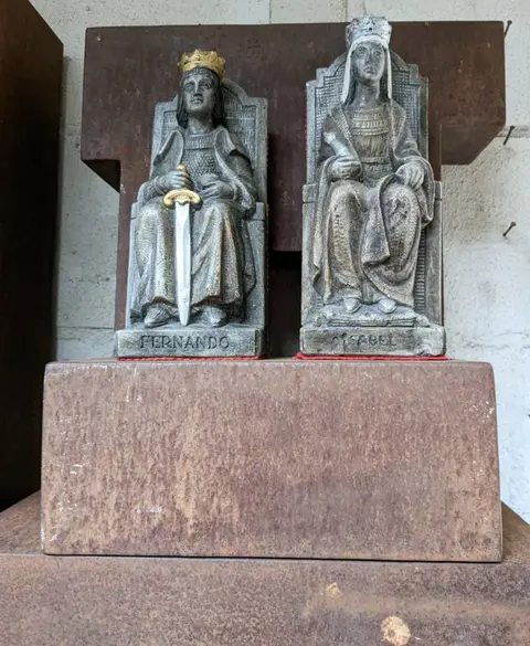 Twee grote | zeldzame boekensteunen (2) - Hars/polyester