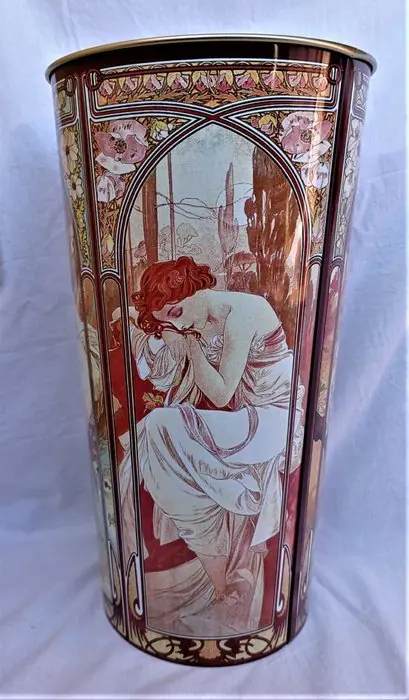 After Alphonse Mucha. - Paraplubak / wandelstok "De Vier Jaargetijden". - Gelithografeerd messing.