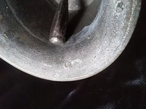 Grote bel in gotische of religieuze stijl (1) - Brons, IJzer (gegoten/gesmeed)