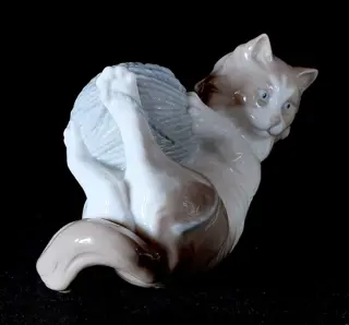 Nao by Lladró - Beeld(je), "Kat met garen" - Porselein