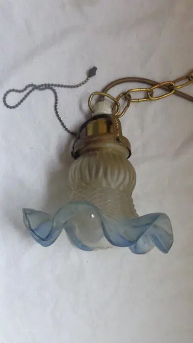 Oude plafonnière met een lichtblauwe glazen kap (1) - Glas, IJzer (gegoten/gesmeed)