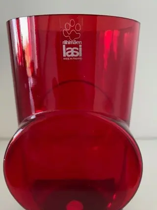Erkkitapio Siiroinen (1944-1996) - Riihimäen Lasi - Vaas "Pablo" als tentoonstellings display - Glas, Graniet