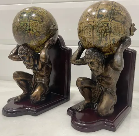 Boekensteunen (2) - Brons (verguld/verzilverd/gepatineerd/koud geschilderd), Hout, Papier-maché